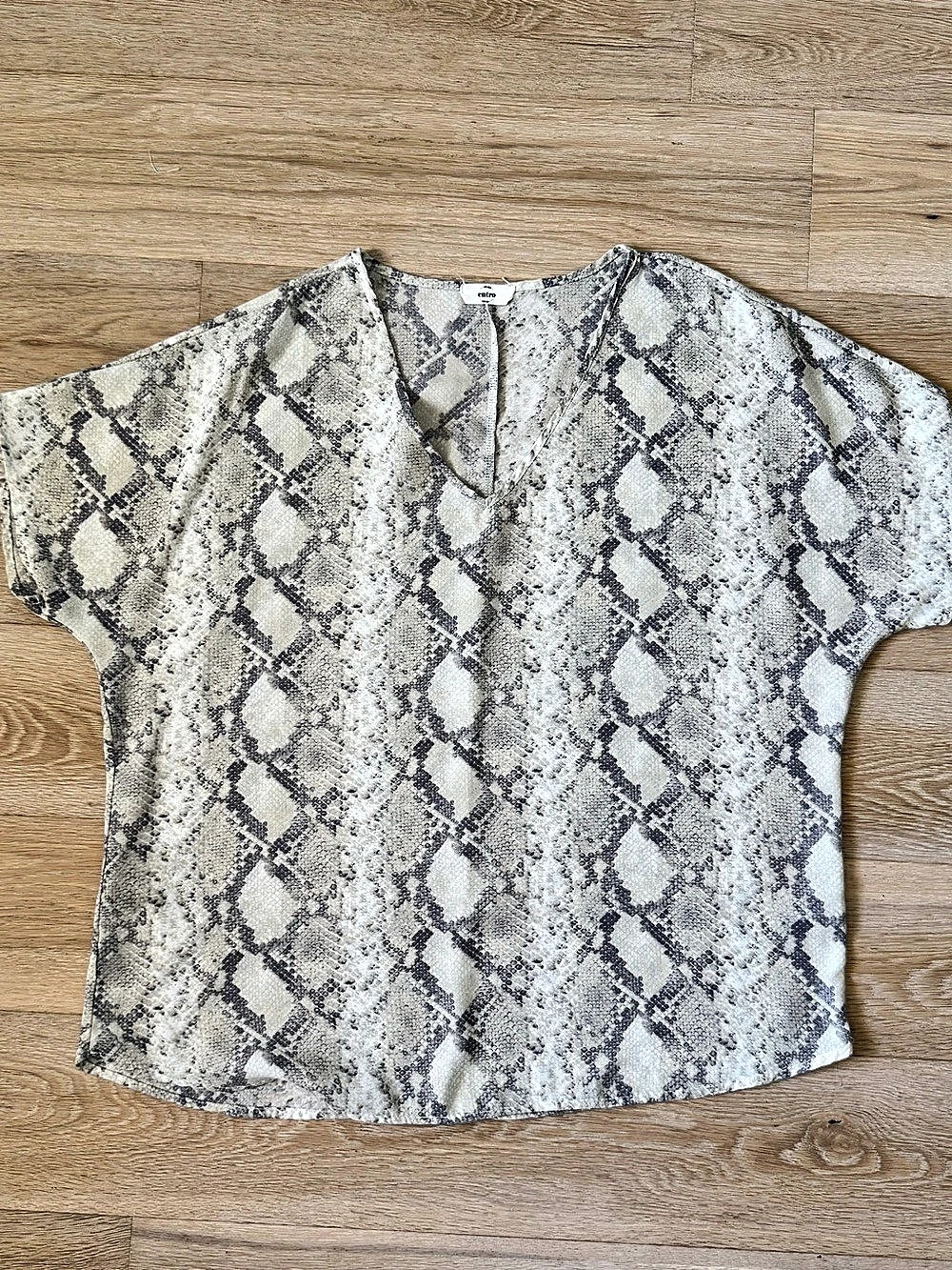 Entro Women's Snakeskin Print Short Sleeve Blouse in Gray & Beige